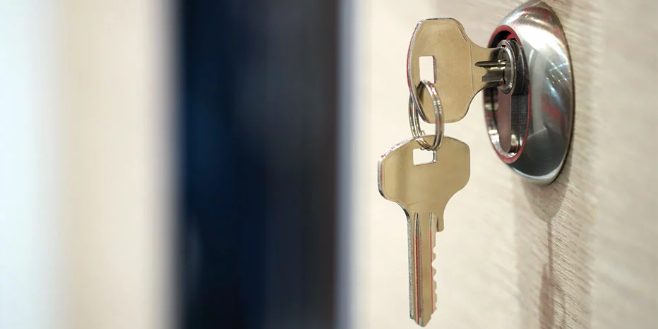Chambre chez l'habitant : la porte de la chambre doit-elle comporter un verrou ? Verrou sur la porte d'une chambre chez l'habitant